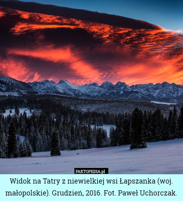 Widok na Tatry z niewielkiej wsi Łapszanka (woj. małopolskie). Grudzień,