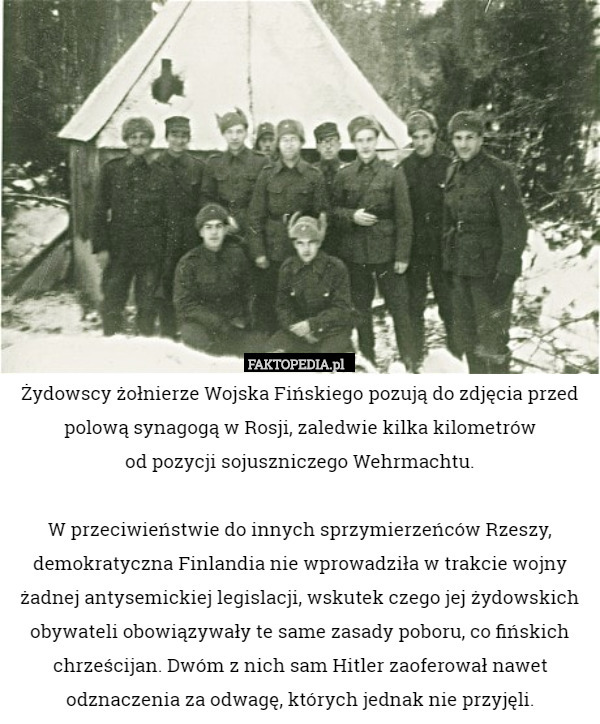 Żydowscy żołnierze Wojska Fińskiego pozują do zdjęcia przed polową synagogą...
