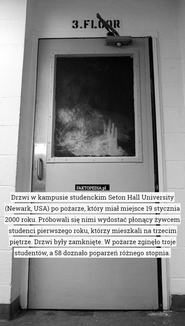 Drzwi w kampusie studenckim Seton Hall University (Newark, USA) po pożarze...