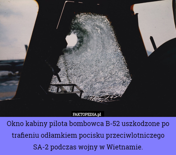 Okno kabiny pilota bombowca B-52 uszkodzone po trafieniu odłamkiem pocisku...