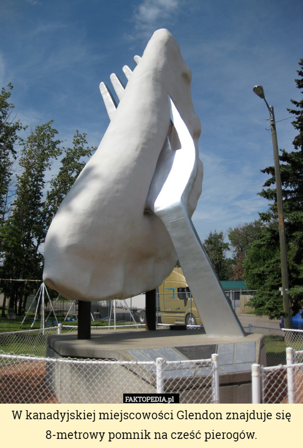 W kanadyjskiej miejscowości Glendon znajduje się 8-metrowy pomnik na cześć