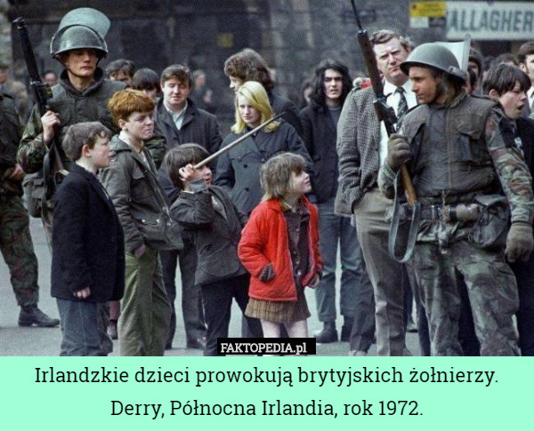 Irlandzkie dzieci prowokują brytyjskich żołnierzy. Derry, Północna Irlandia,