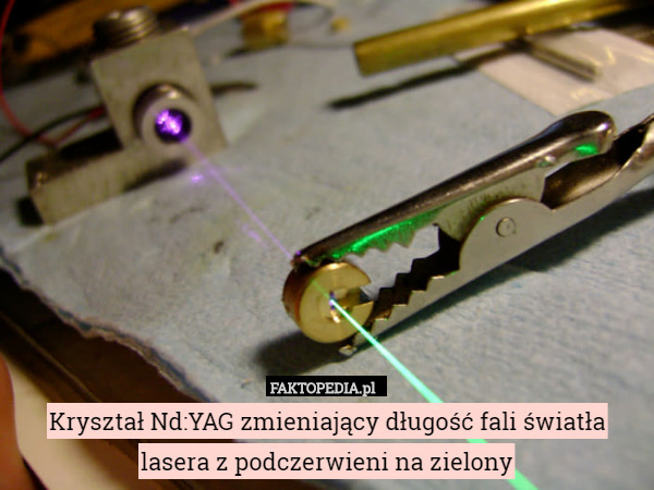Kryształ Nd:YAG zmieniający długość fali światła lasera z podczerwieni na