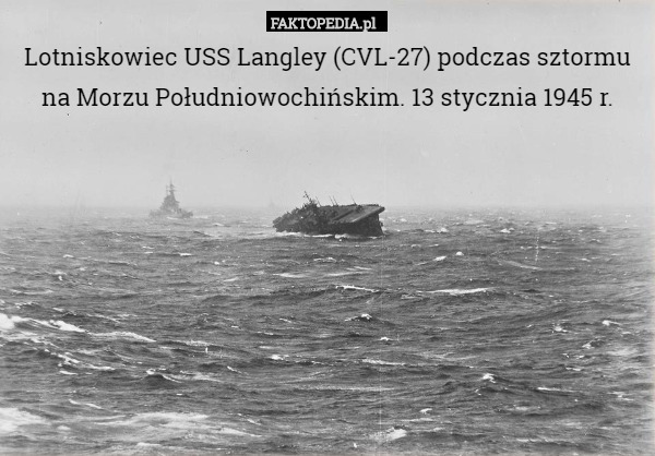 Lotniskowiec USS Langley (CVL-27) podczas sztormu na Morzu Południowochińskim.