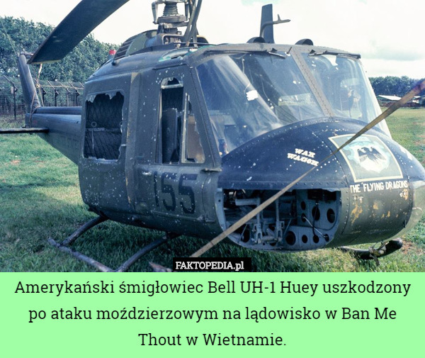 Amerykański śmigłowiec Bell UH-1 Huey uszkodzony po ataku moździerzowym