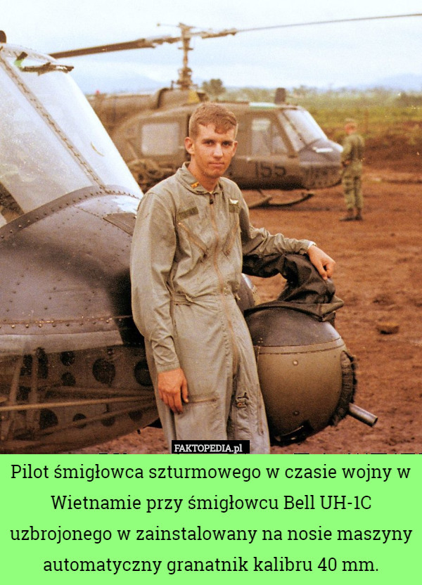Pilot śmigłowca szturmowego w czasie wojny w Wietnamie przy śmigłowcu Bell...