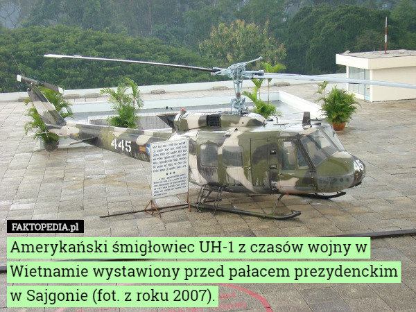Amerykański śmigłowiec UH-1 z czasów wojny w Wietnamie wystawiony przed...