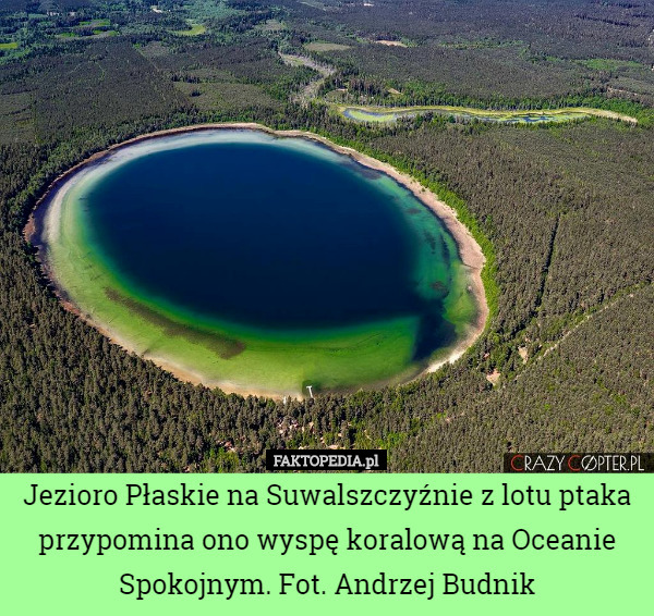 Jezioro Płaskie na Suwalszczyźnie z lotu ptaka przypomina ono wyspę koralową...