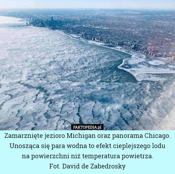 Zamarznięte jezioro Michigan oraz panorama Chicago. Unosząca się para wodna...