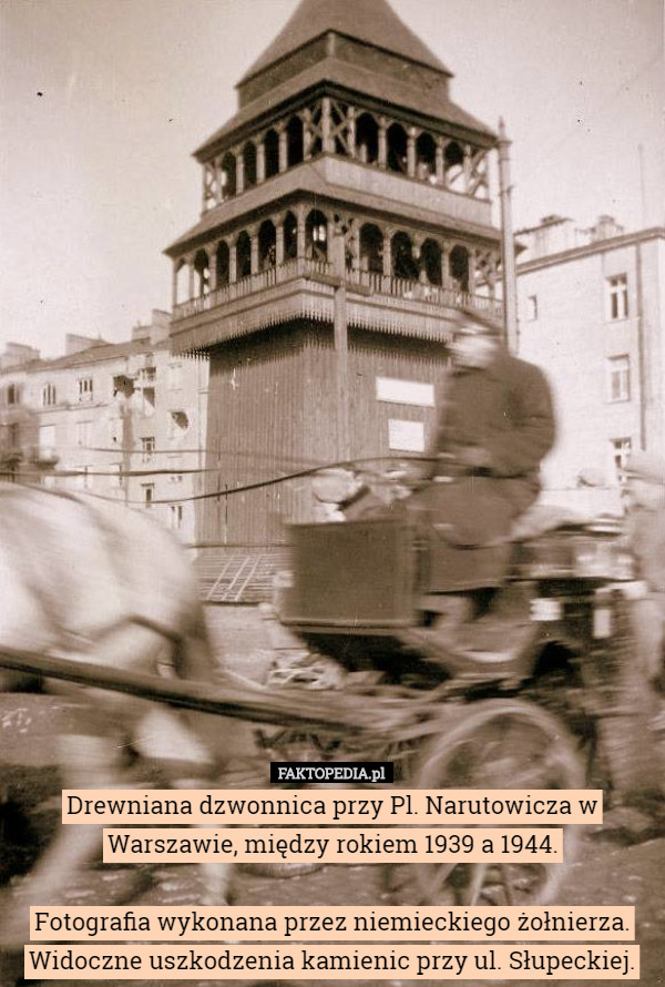 Drewniana dzwonnica przy Pl. Narutowicza w Warszawie, między rokiem 1939...