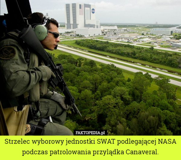 Strzelec wyborowy jednostki SWAT podlegającej NASA podczas patrolowania...