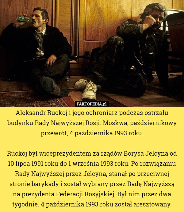Aleksandr Ruckoj i jego ochroniarz podczas ostrzału budynku Rady Najwyższej...