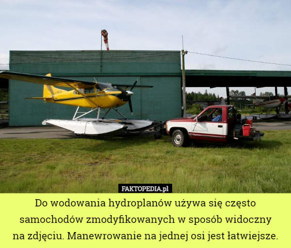Do wodowania hydroplanów używa się często samochodów zmodyfikowanych w sposób...