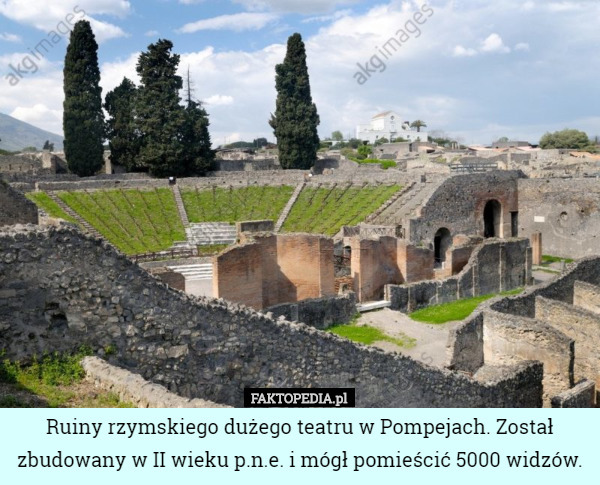 Ruiny rzymskiego dużego teatru w Pompejach. Został zbudowany w II wieku...