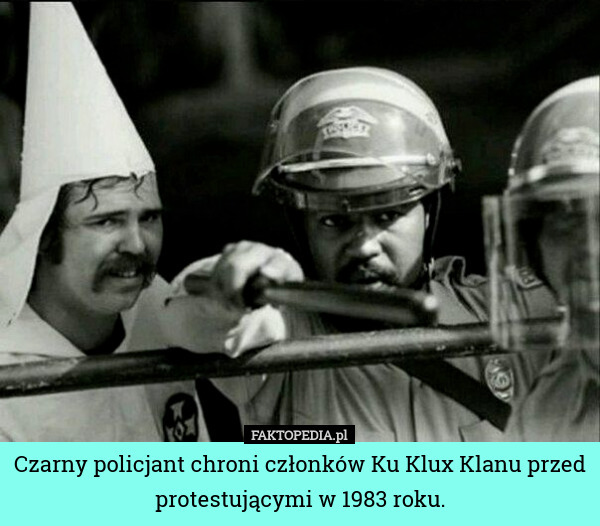 Czarny policjant chroni członków Ku Klux Klanu przed protestującymi w 1983