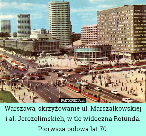 Warszawa, skrzyżowanie ul. Marszałkowskiej i al. Jerozolimskich, w tle widoczna...