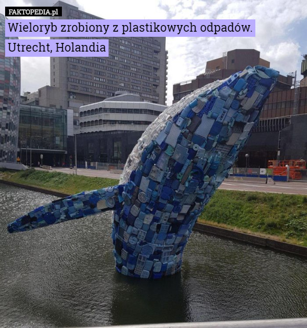 Wieloryb zrobiony z plastikowych odpadów.Utrecht, Holandia