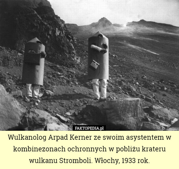 Wulkanolog Arpad Kerner ze swoim asystentem w kombinezonach ochronnych w...