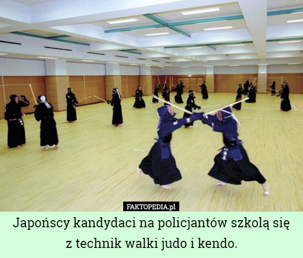 Japońscy kandydaci na policjantów szkolą się z technik walki judo i...