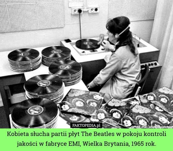 Kobieta słucha partii płyt The Beatles w pokoju kontroli jakości w fabryce