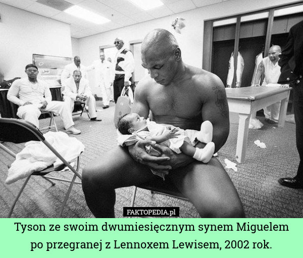 Tyson ze swoim dwumiesięcznym synem Miguelem po przegranej z Lennoxem Lewisem,