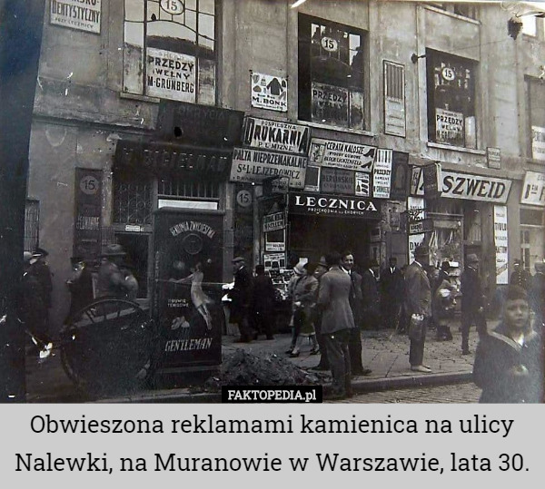 Obwieszona reklamami kamienica na ulicy Nalewki, na Muranowie w...