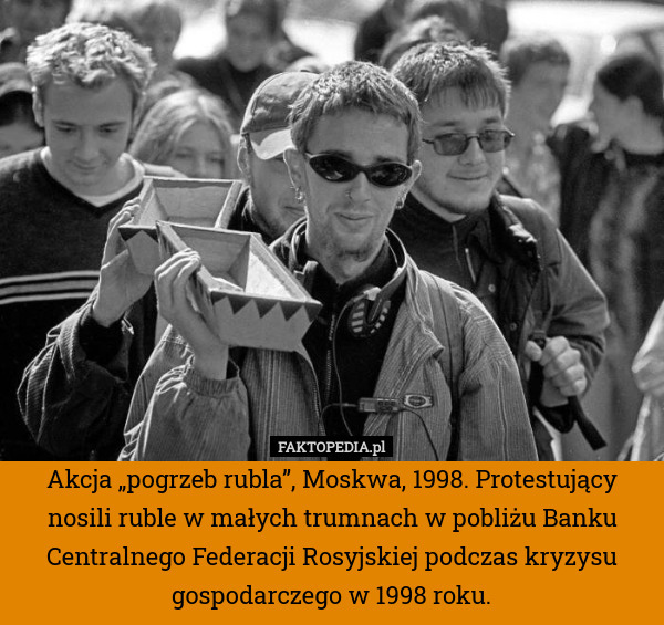 Akcja „pogrzeb rubla”, Moskwa, 1998. Protestujący nosili ruble w małych