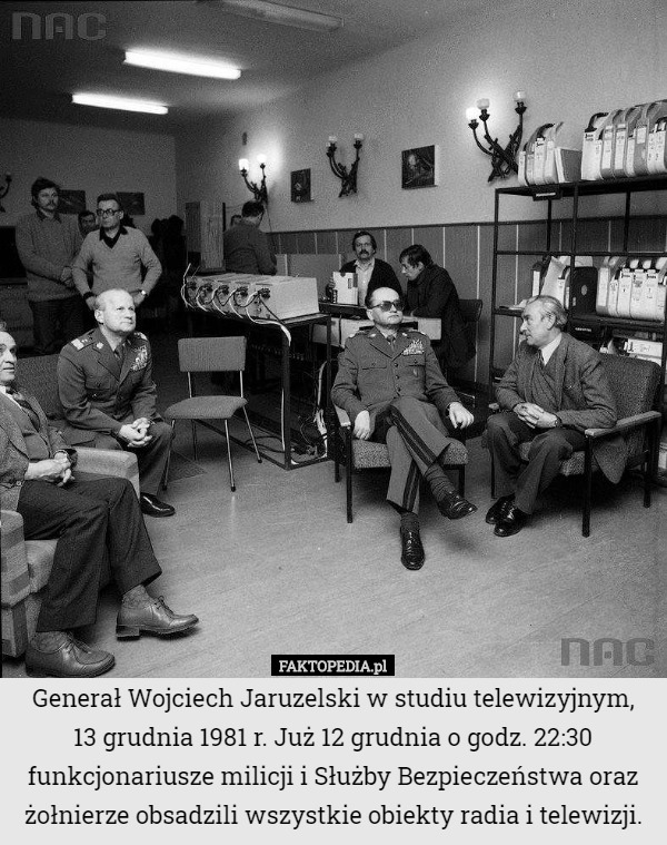 Generał Wojciech Jaruzelski w studiu telewizyjnym, 13 grudnia 1981 r. Już...