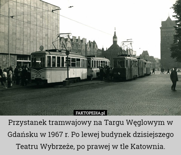 Przystanek tramwajowy na Targu Węglowym w Gdańsku w 1967 r. Po lewej budynek...