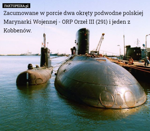 Zacumowane w porcie dwa okręty podwodne polskiej Marynarki Wojennej - ORP...