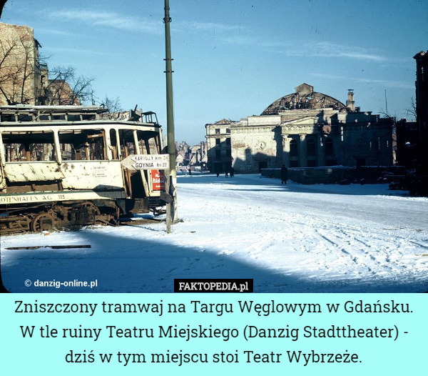 Zniszczony tramwaj na Targu Węglowym w Gdańsku. W tle ruiny Teatru Miejskiego...