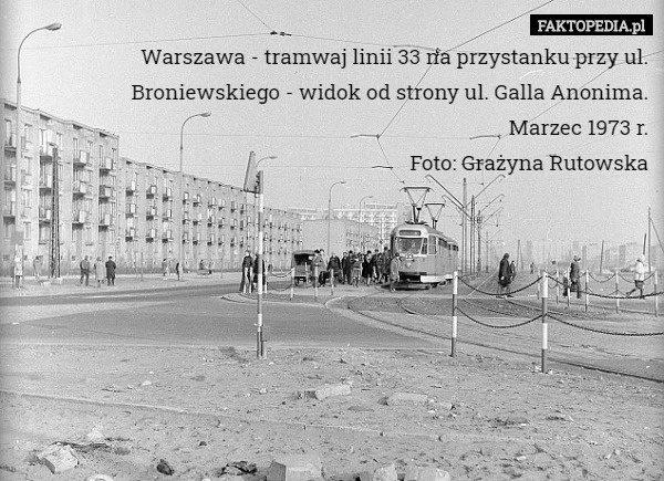 Warszawa - tramwaj linii 33 na przystanku przy ul. Broniewskiego - widok