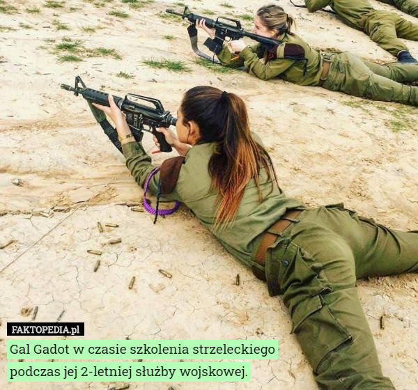 Gal Gadot w czasie szkolenia strzeleckiego podczas jej 2-letniej służby