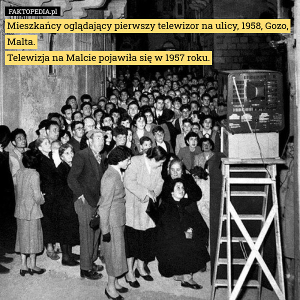 Mieszkańcy oglądający pierwszy telewizor na ulicy, 1958, Gozo, Malta.
Telewizja