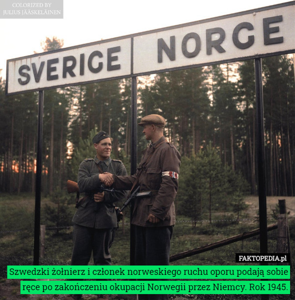 Szwedzki żołnierz i członek norweskiego ruchu oporu podają sobie ręce po...