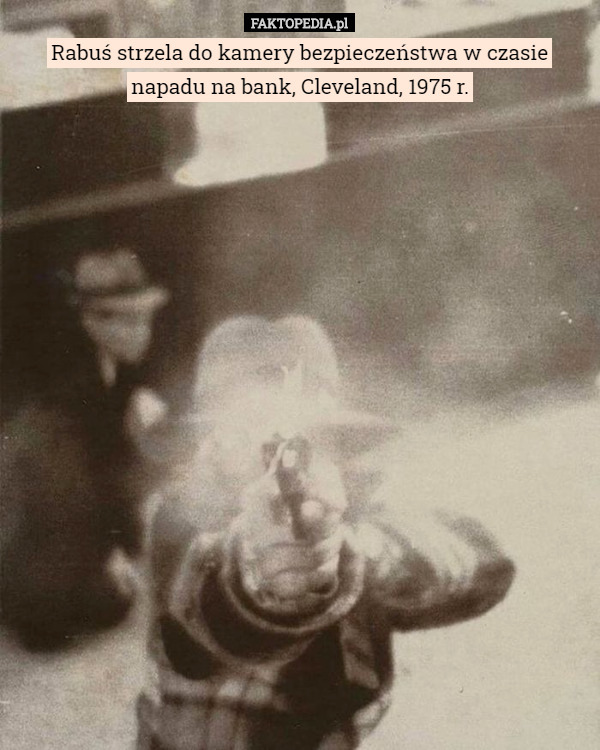 Rabuś strzela do kamery bezpieczeństwa w czasie napadu na bank, Cleveland...
