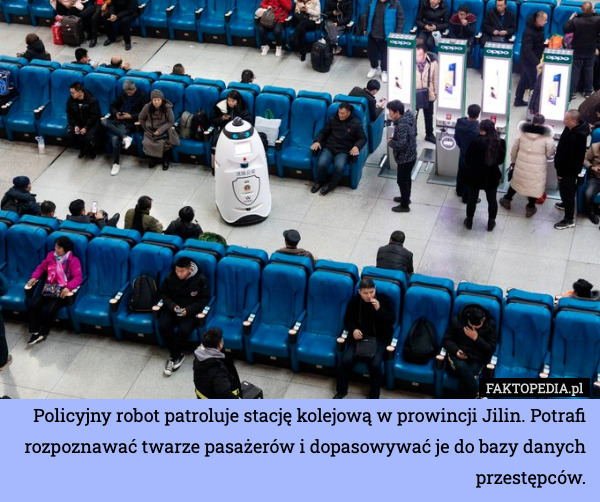 Policyjny robot patroluje stację kolejową w prowincji Jilin. Potrafi rozpoznawać