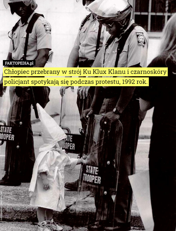 Chłopiec przebrany w strój Ku Klux Klanu i czarnoskóry policjant spotykają...