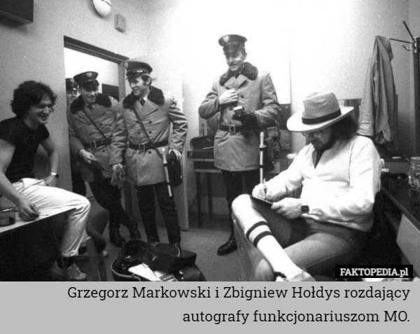 Grzegorz Markowski i Zbigniew Hołdys rozdający autografy funkcjonariuszom
