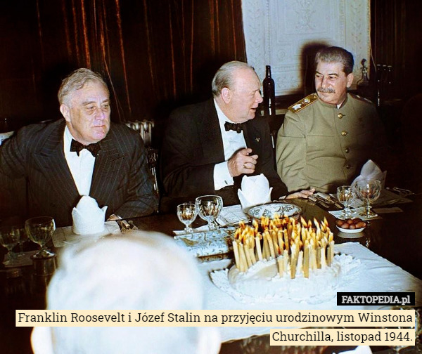 Franklin Roosevelt i Józef Stalin na przyjęciu urodzinowym Winstona Churchilla,