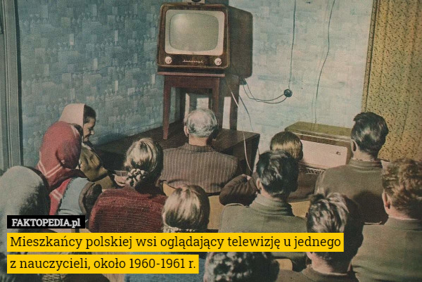 Mieszkańcy polskiej wsi oglądający telewizję u jednego z nauczycieli, około