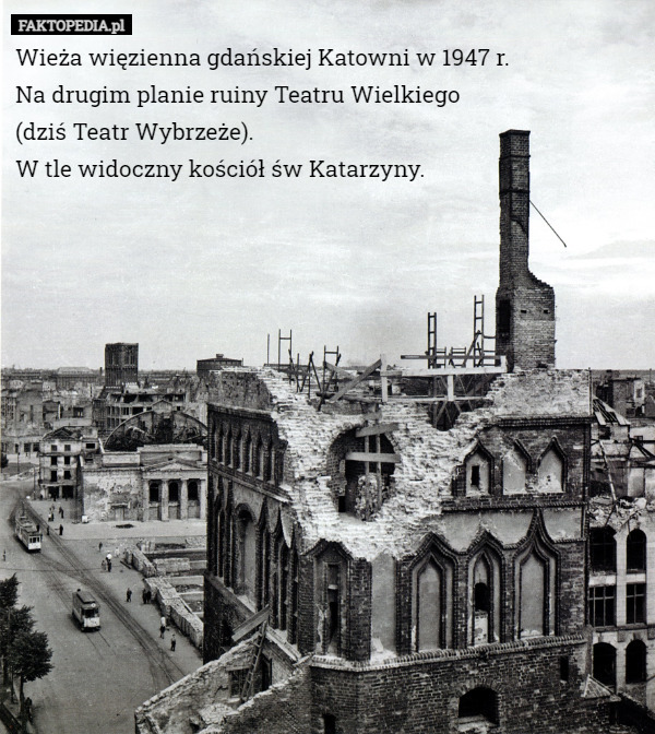 Wieża więzienna gdańskiej Katowni w 1947 r. W tle widoczna Bazylika Mariacka...
