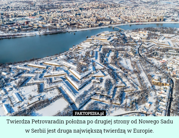 Twierdza Petrovaradin położna po drugiej strony od Nowego Sadu w Serbii...