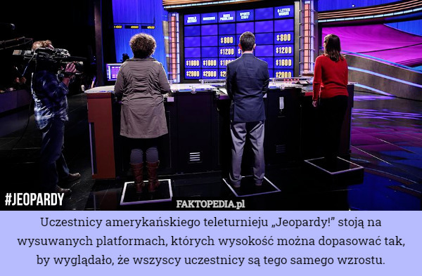 Uczestnicy amerykańskiego teleturnieju „Jeopardy!” stoją na wysuwanych platformach...
