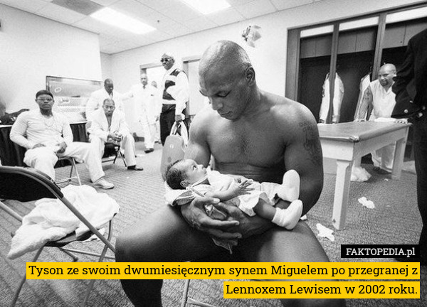 Tyson ze swoim dwumiesięcznym synem Miguelem po przegranej z Lennoxem Lewisem