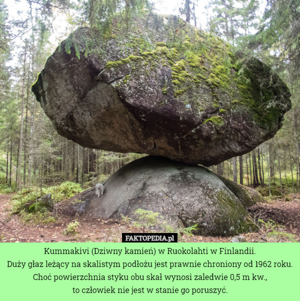 Kummakivi (Dziwny kamień) w Ruokolahti w Finlandii. Duży głaz leżący na...