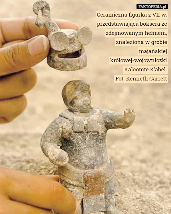 Ceramiczna figurka z VII w. przedstawiająca boksera ze zdejmowanym hełmem...