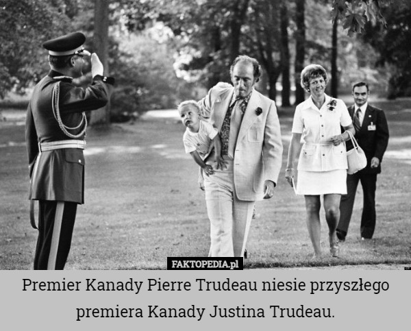 Premier Kanady Pierre Trudeau niesie przyszłego premiera Kanady Justina...