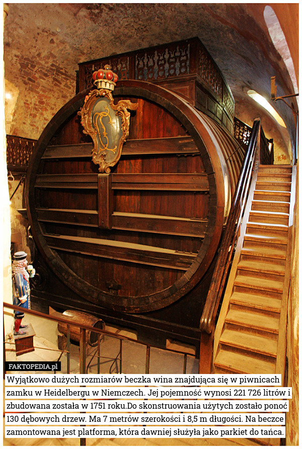 Wyjątkowo dużych rozmiarów beczka wina znajdująca się w piwnicach zamku