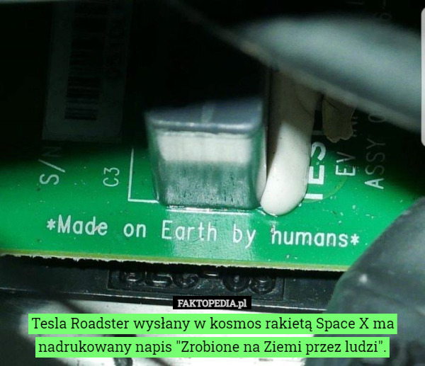 Tesla Roadster wysłany w kosmos rakietą Space X ma nadrukowany napis "Zrobione...